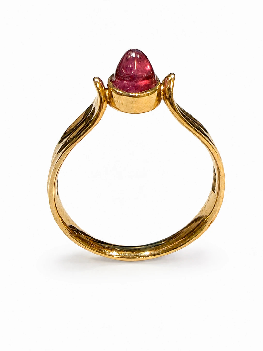 Profil af brugt 14 kt. guldring med pink sten [ai-redigeret]