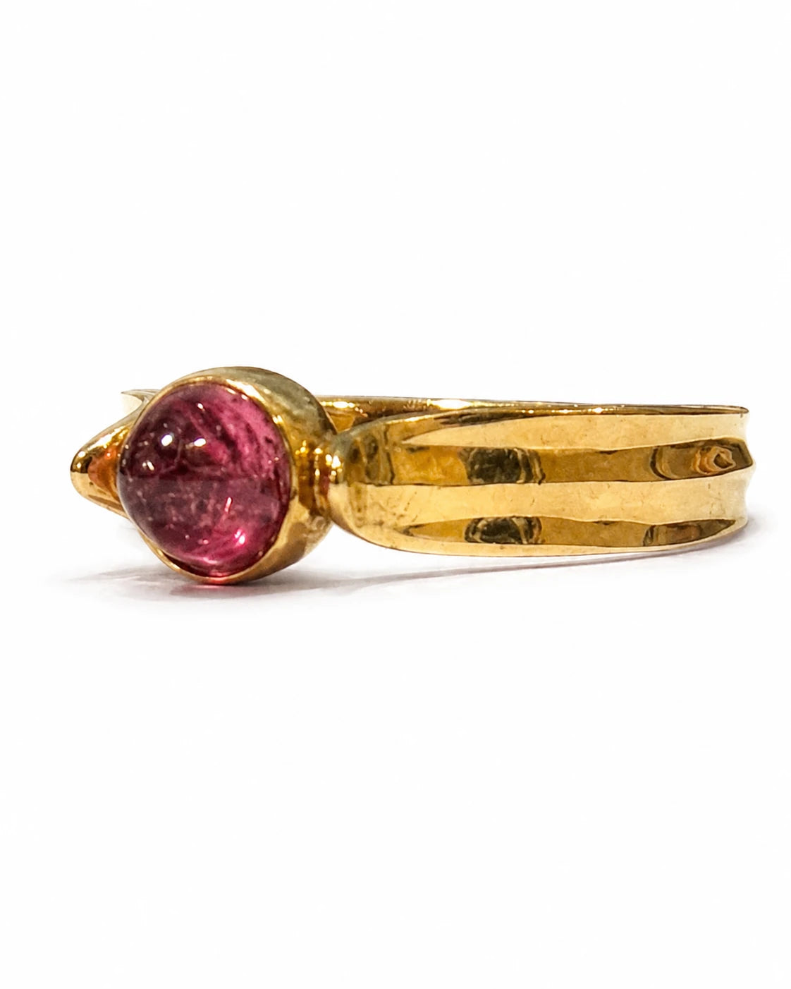Brugt ring i 14 kt. guld med pink sten set fra siden [ai-redigeret]