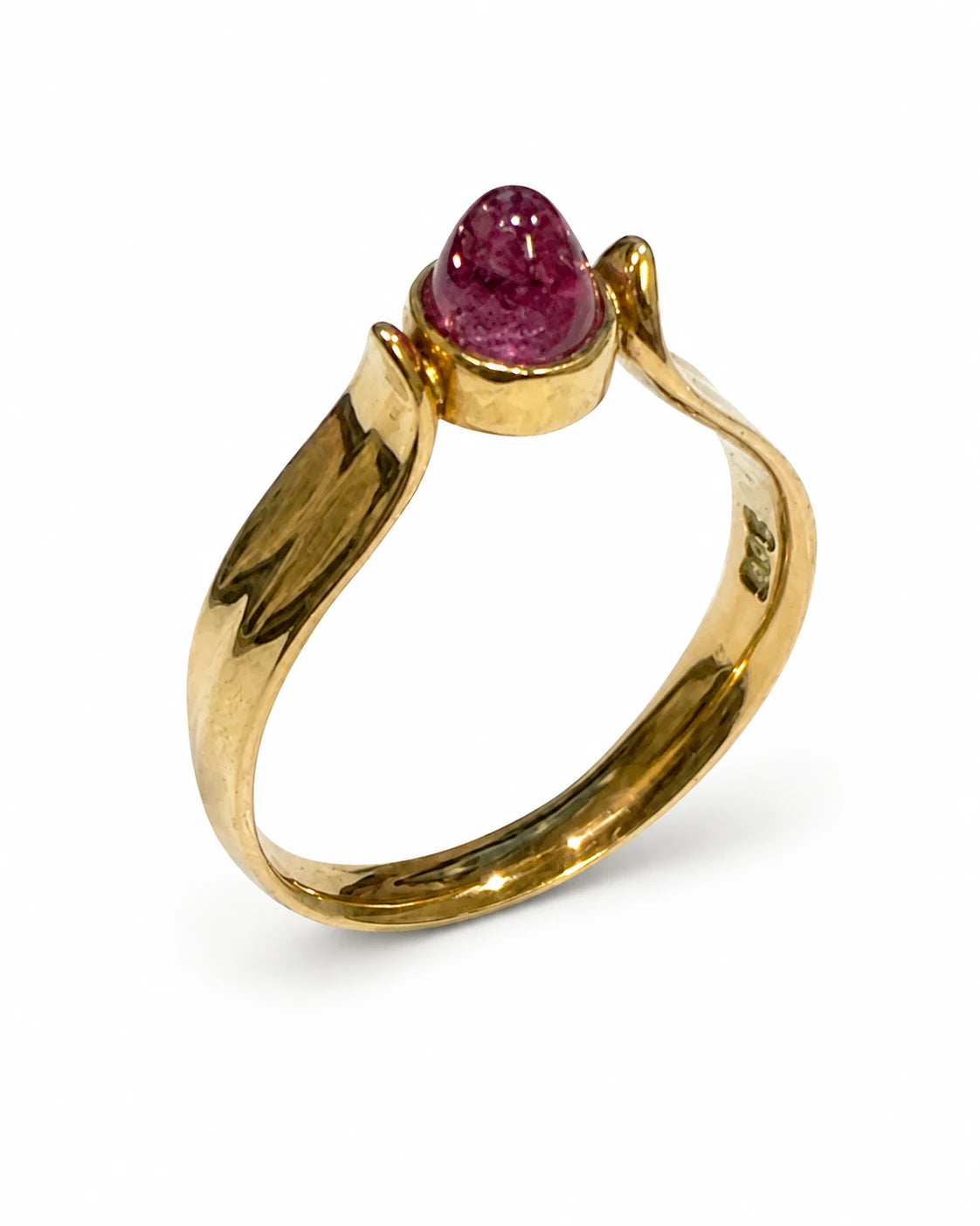 Brugt ring i 14 kt. guld med pink sten set i vinkel [ai-redigeret]
