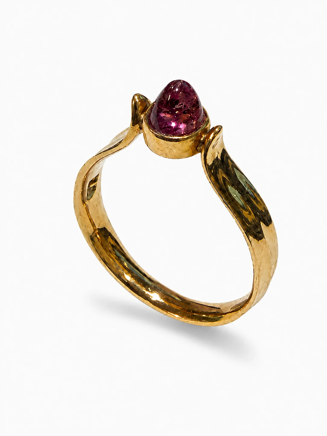 Brugt ring i 14 kt. guld med pink sten set skråt [ai-redigeret]