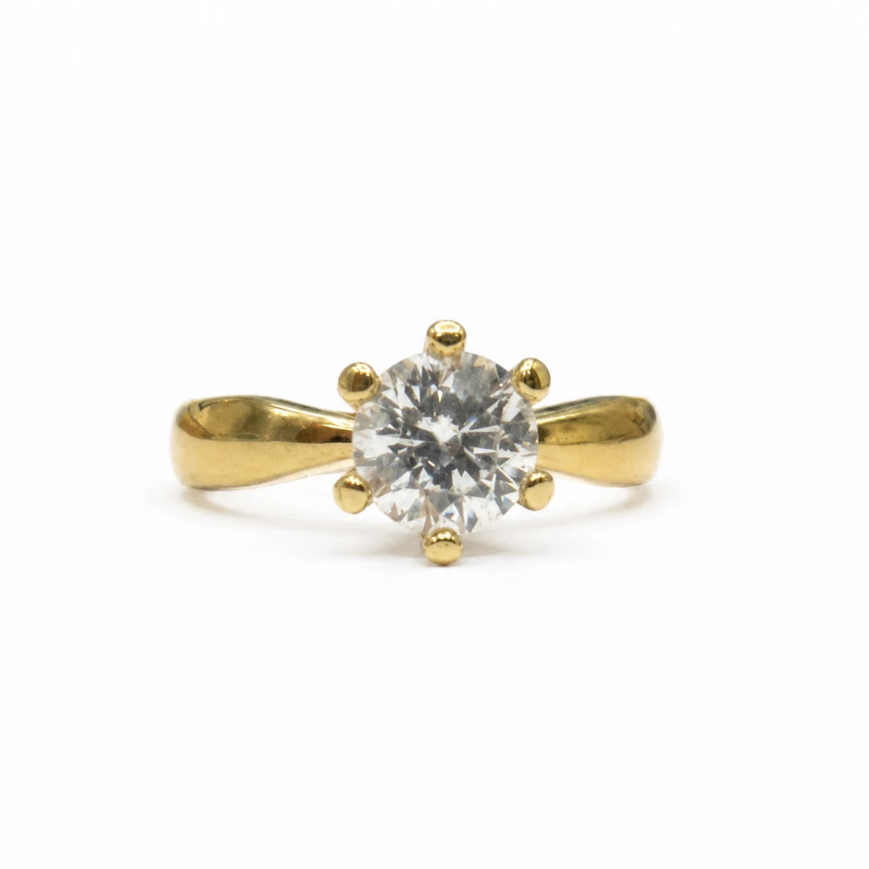 Brugt 14 kt. guldring med stor rund zirkonia set forfra – BRUGT0073 [ai-redigeret]