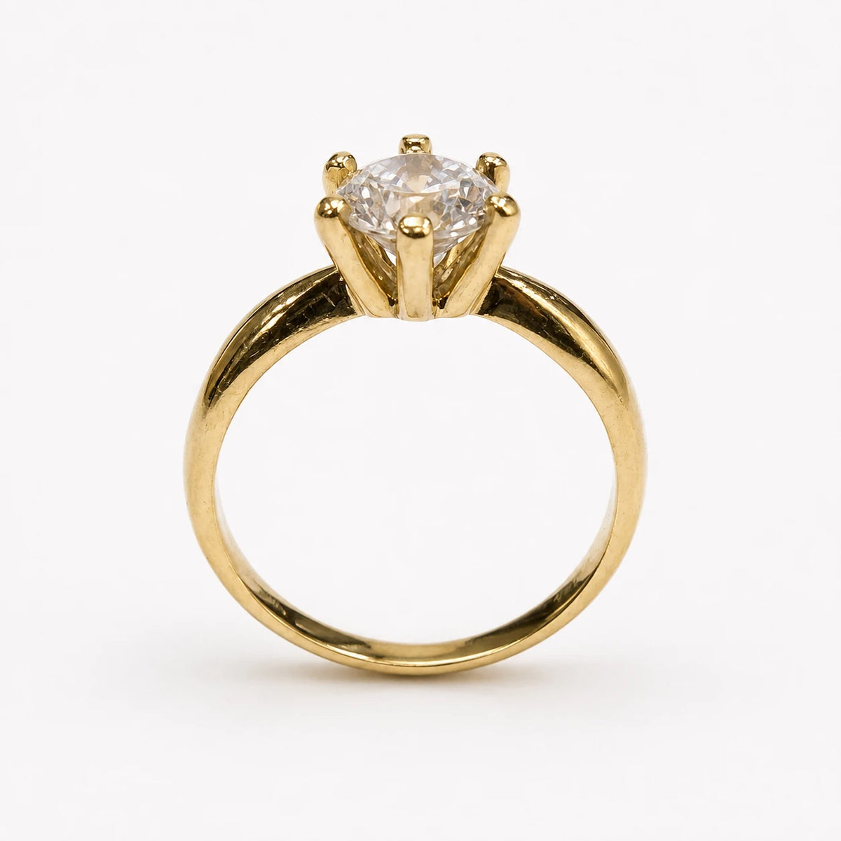 Brugt 14 kt. guldring med zirkonia set fra siden – BRUGT0073 [ai-redigeret]