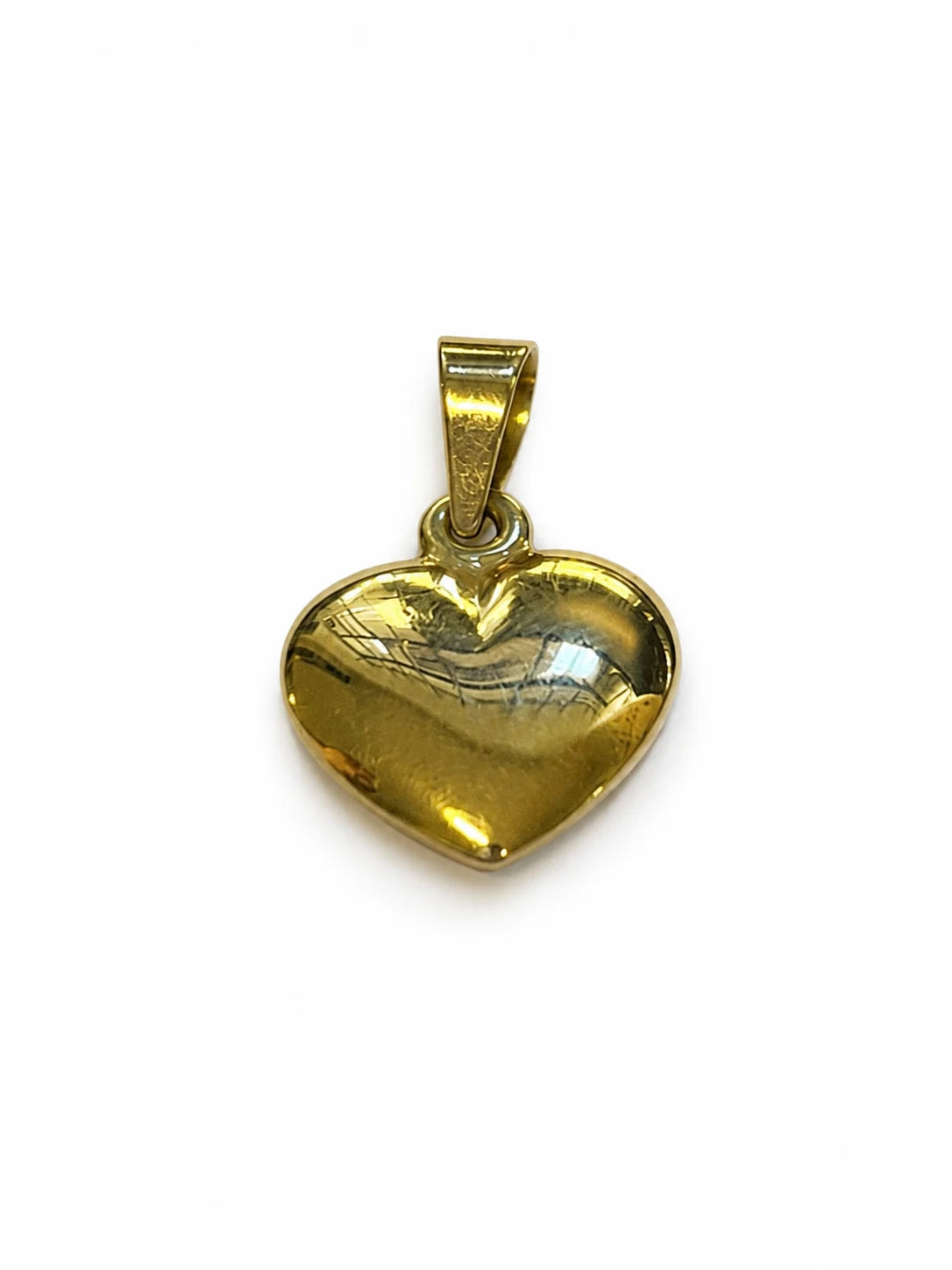 Brugt hjertevedhæng i 14 kt. guld, 15 x 17 mm, nærbillede [ai-redigeret]