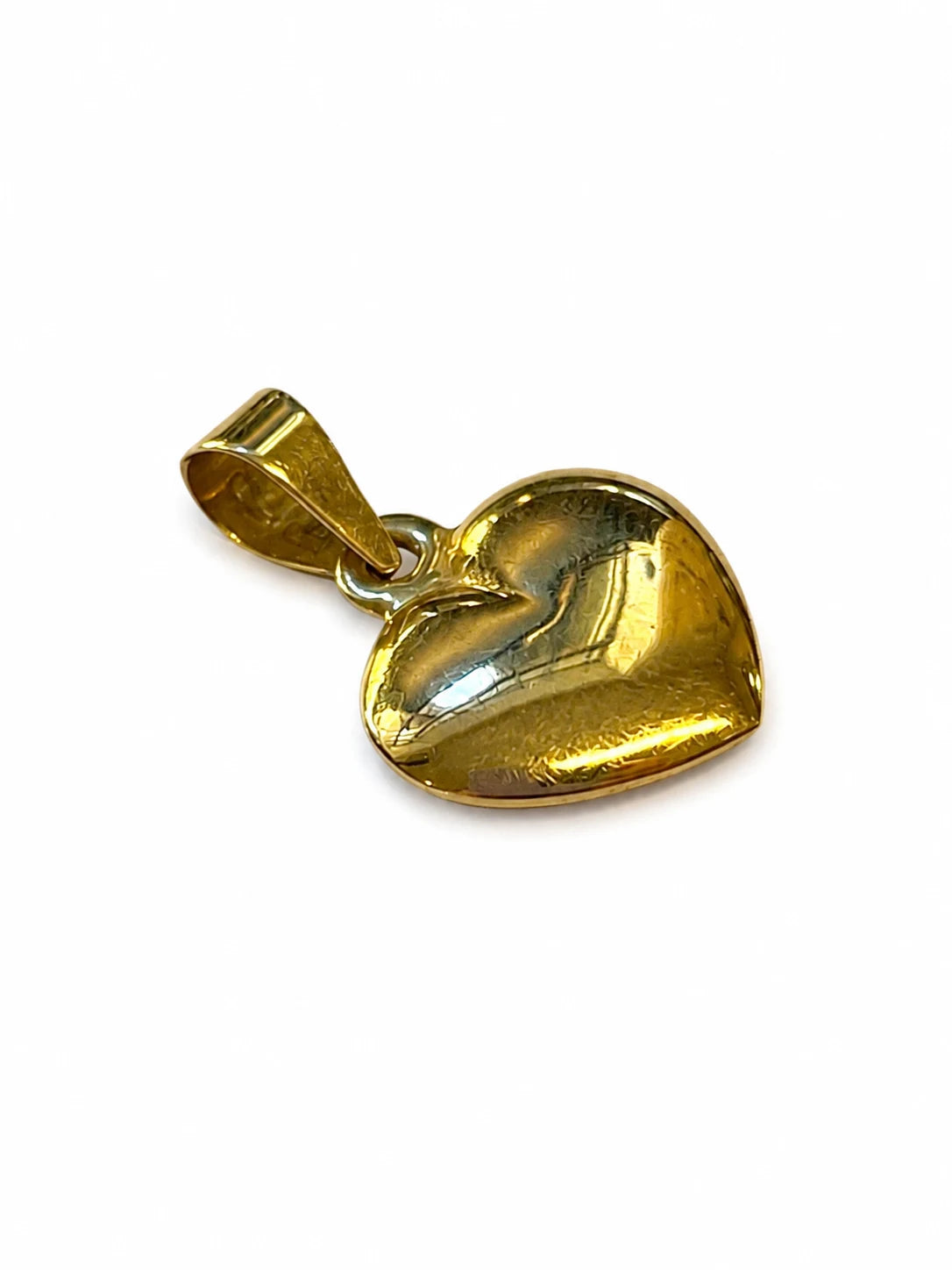 Brugt hjertevedhæng i 14 kt. guld, hult design, set fra siden [ai-redigeret]
