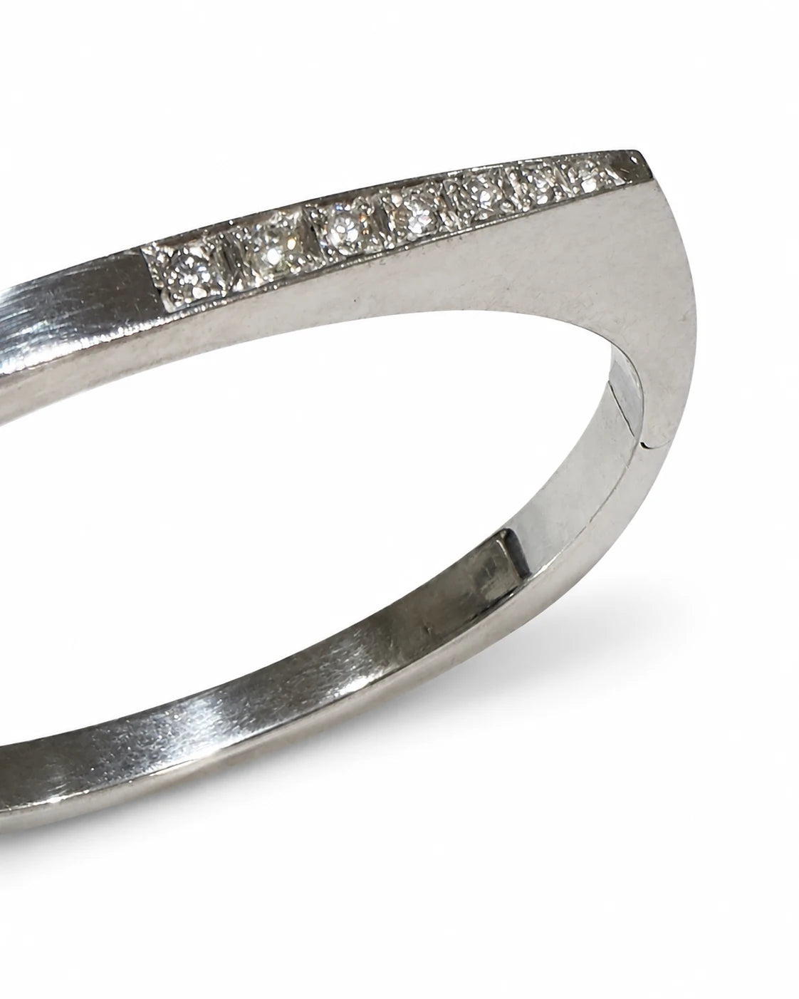 Detalje af 7 diamanter på brugt armring i 14 kt. hvidguld [ai-redigeret]