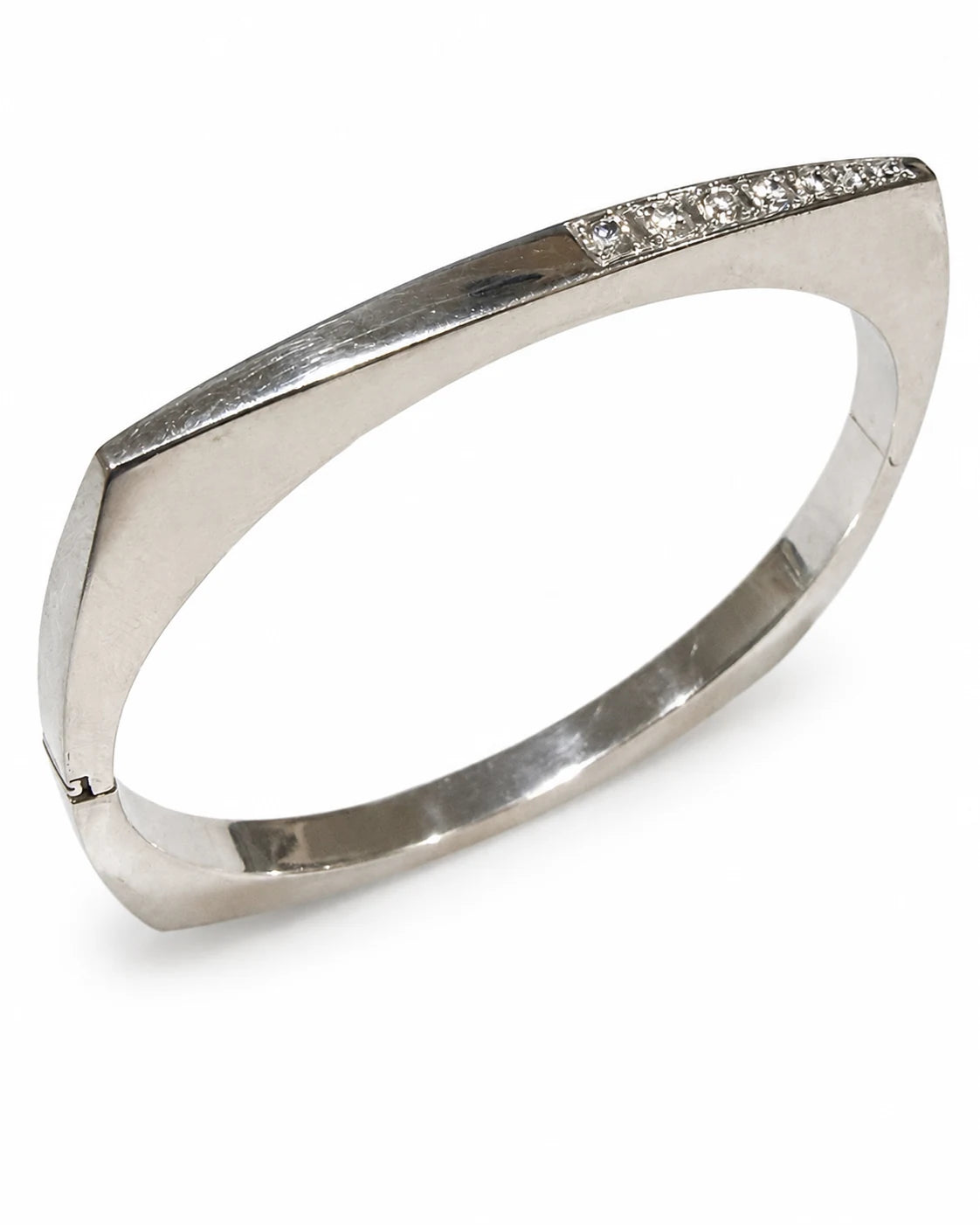 Brugt armring i 14 kt. hvidguld med 7 diamanter, front [ai-redigeret]