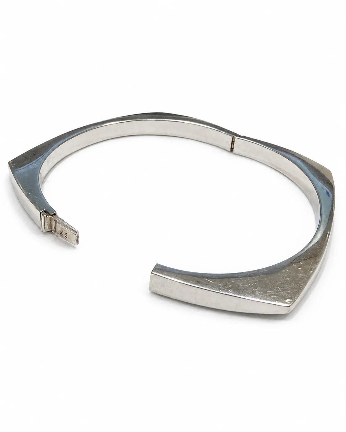 Åben armring i 14 kt. hvidguld med synlig lås og stempel [ai-redigeret]