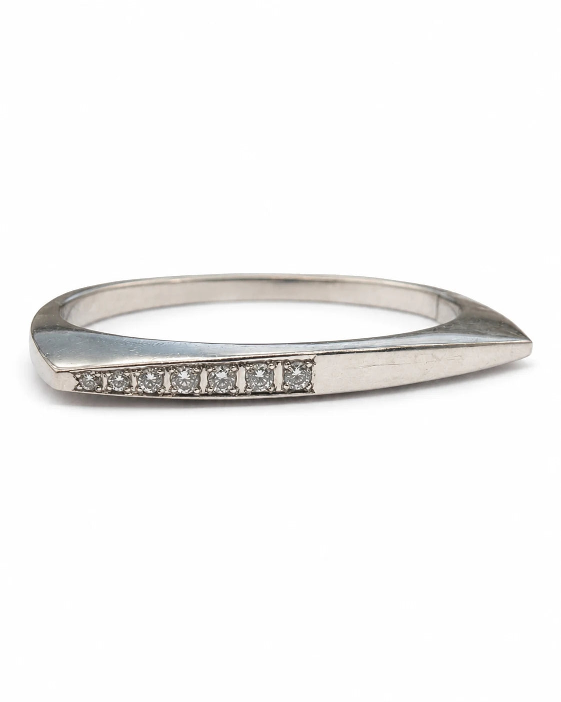 Brugt armring i 14 kt. hvidguld med diamanter set fra siden [ai-redigeret]