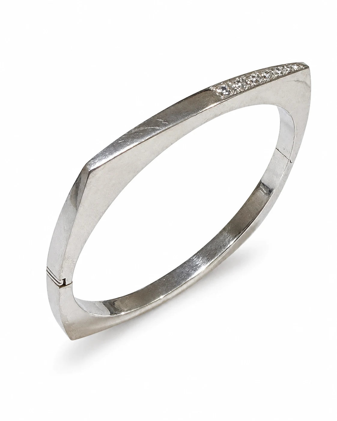 Brugt armring i 14 kt. hvidguld med diamanter set i vinkel [ai-redigeret]