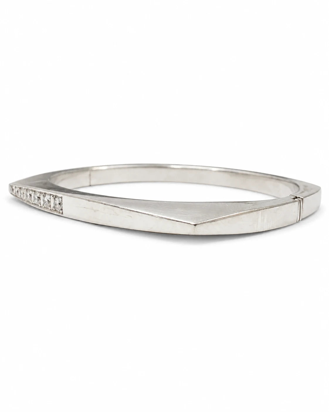 Brugt armring i 14 kt. hvidguld med 7 diamanter set i lav vinkel [ai-redigeret]