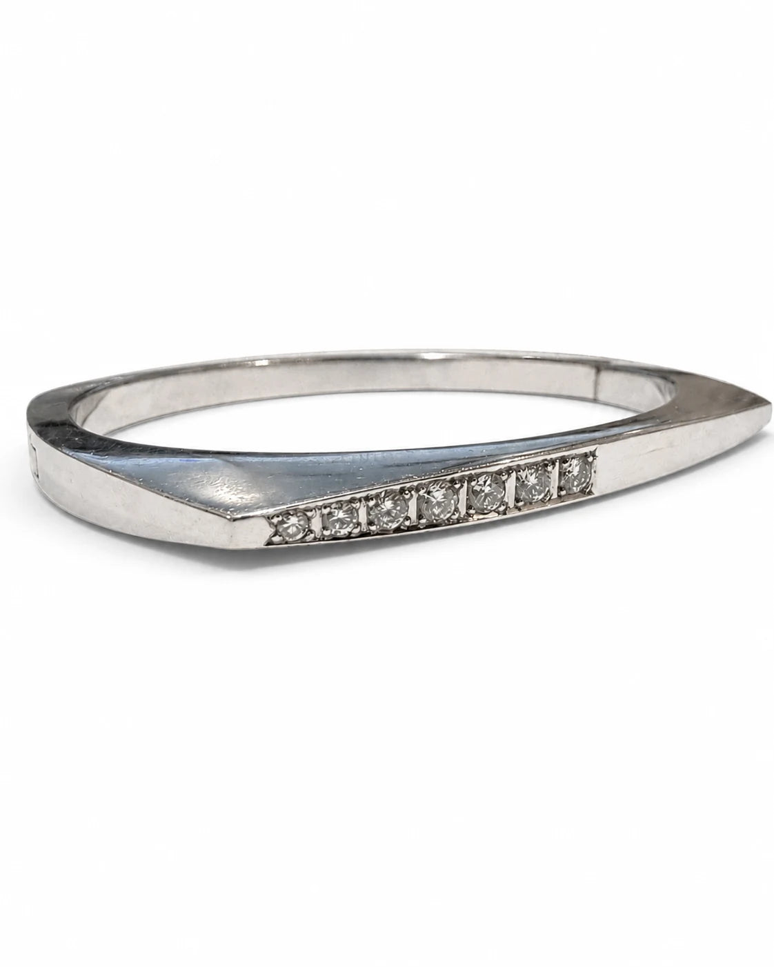 Brugt armring i 14 kt. hvidguld med diamanter set skråt forfra [ai-redigeret]