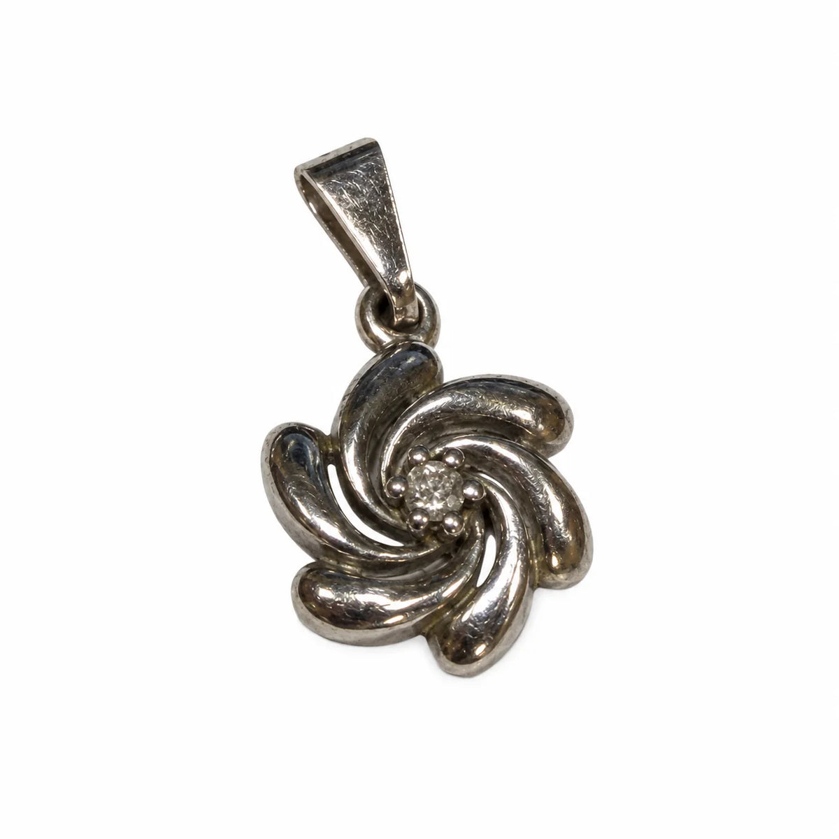 Brugt blomstervedhæng i 14 kt. hvidguld med diamant set fra vinkel [ai-redigeret]