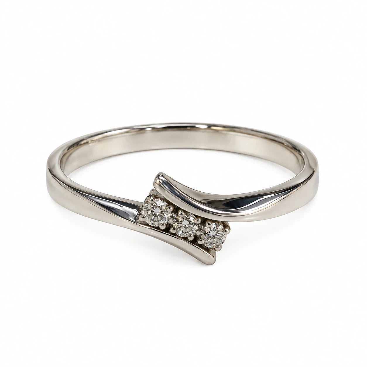 Brugt ring i 14 kt. hvidguld med sten set forfra – BRUGT0107 [ai-redigeret]