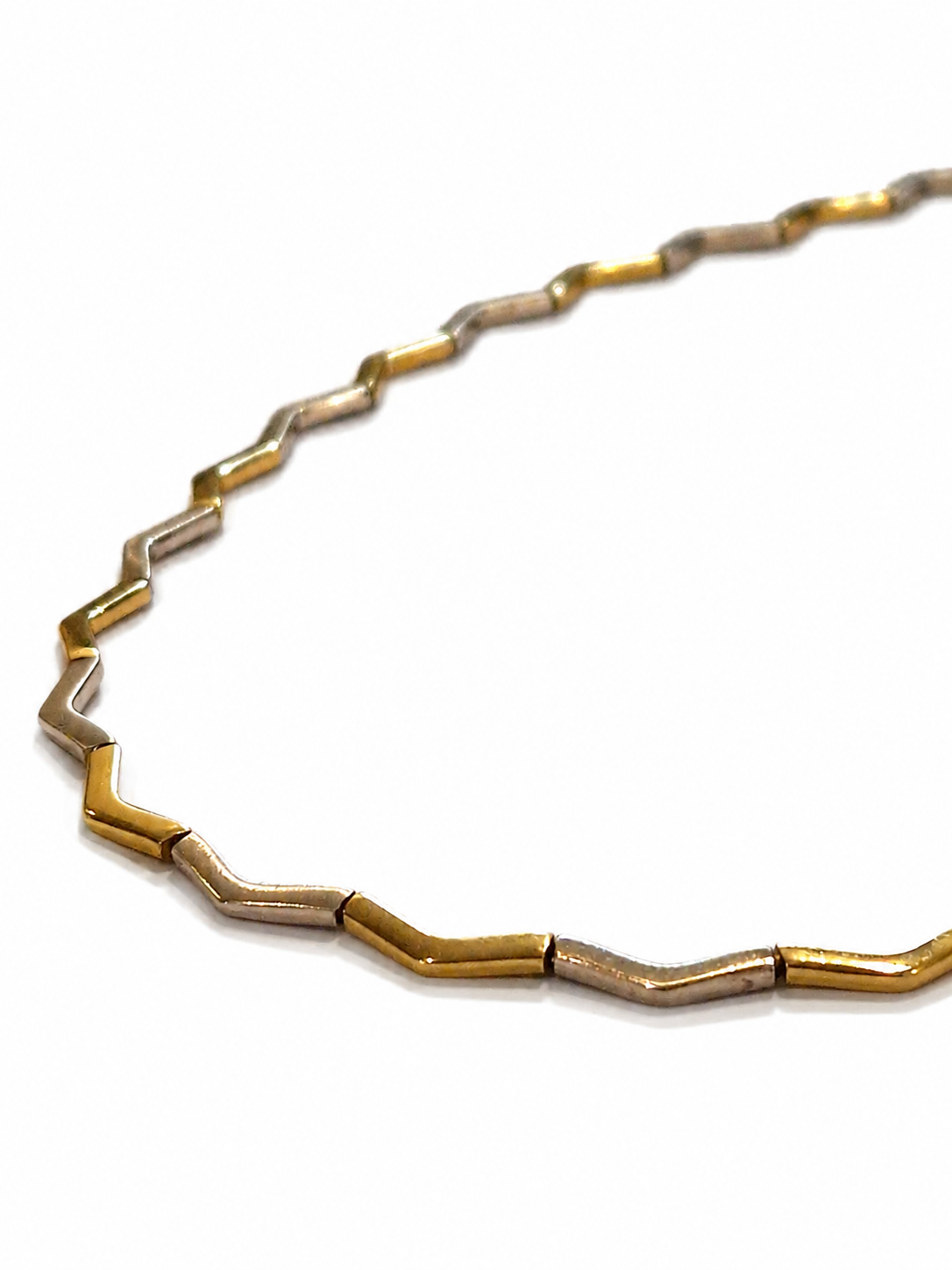Detalje af zigzag led på brugt 14 kt. halscollier i hvidguld og rødguld [ai-redigeret]