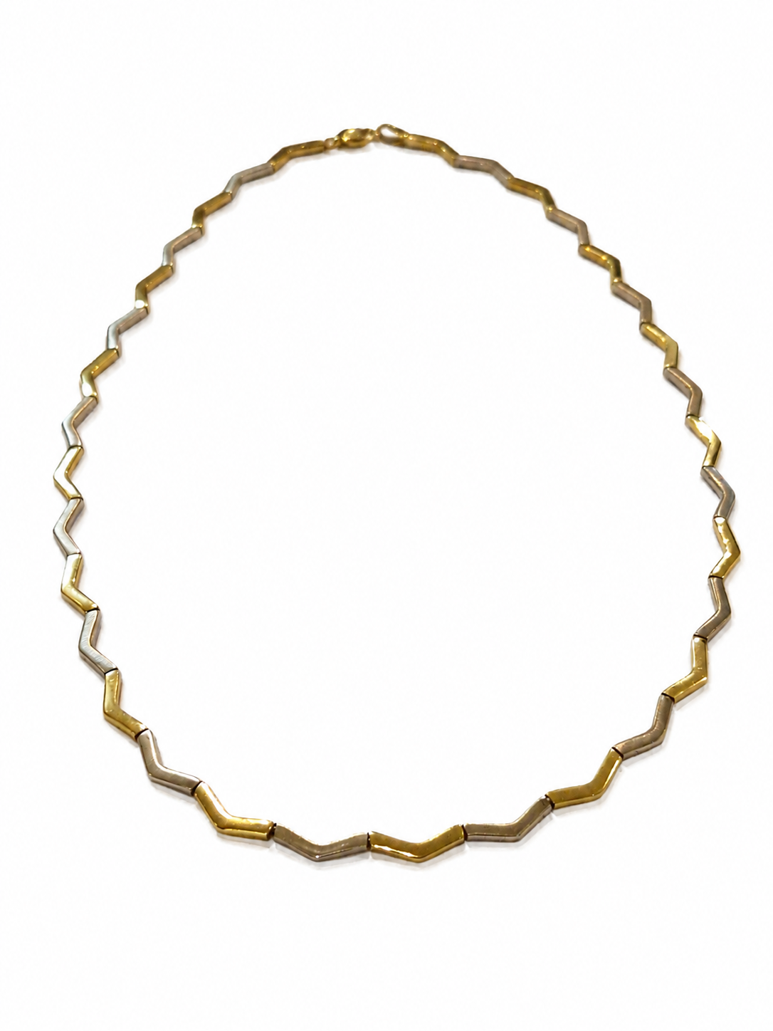 Brugt 14 kt. zigzag halscollier i hvidguld og rødguld set i hel figur [ai-redigeret]