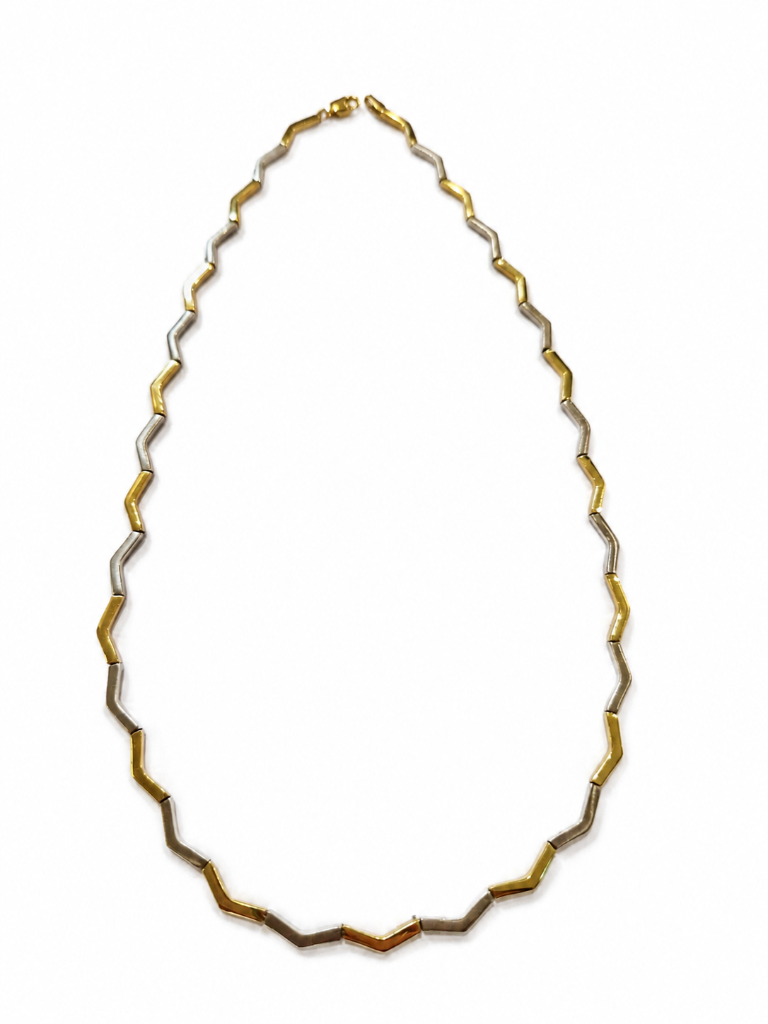 Brugt 14 kt. halscollier med skiftevis hvidguld og rødguld i zigzag design [ai-redigeret]