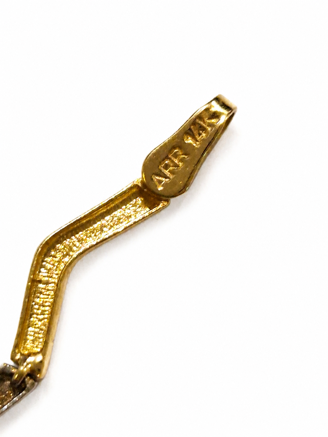 Stempel ARR 14K på brugt 14 kt. zigzag halscollier [ai-redigeret]