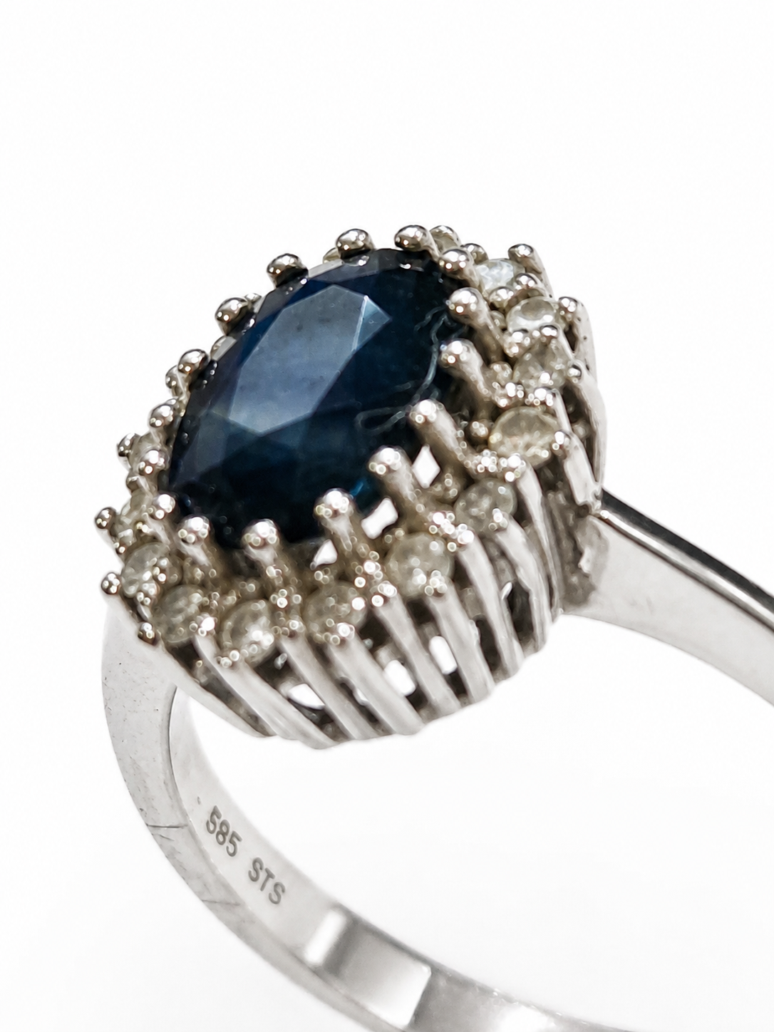 Brugt 14 kt. hvidguld rosetring med oval blå safir og diamanter, detalje [ai-redigeret]