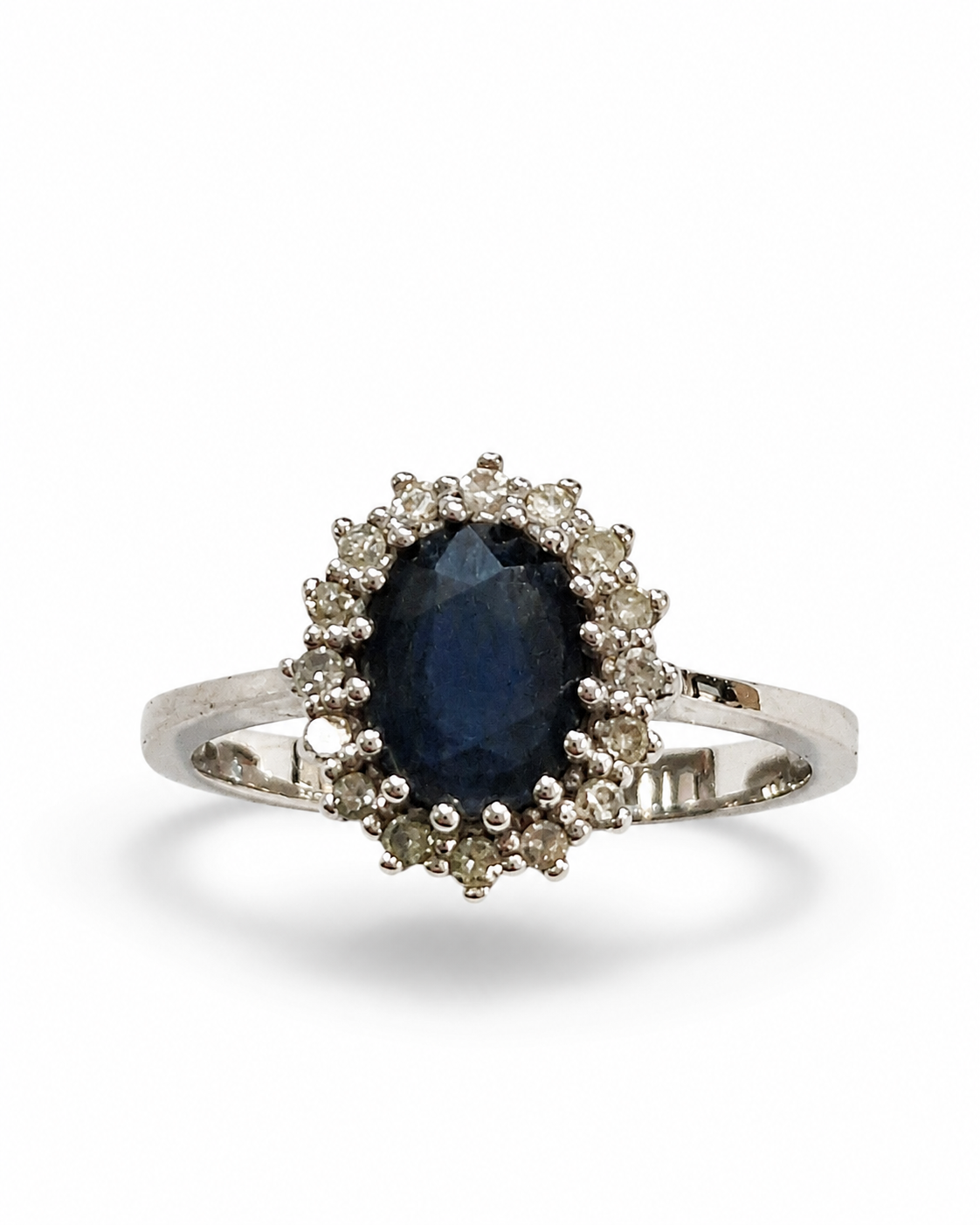 Brugt 14 kt. hvidguld rosetring med oval blå safir og diamantkrans set forfra [ai-redigeret]