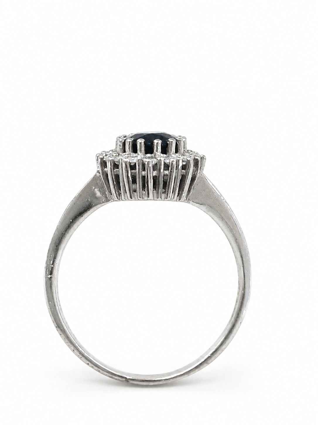 Brugt 14 kt. hvidguld rosetring med safir og diamanter set fra siden [ai-redigeret]
