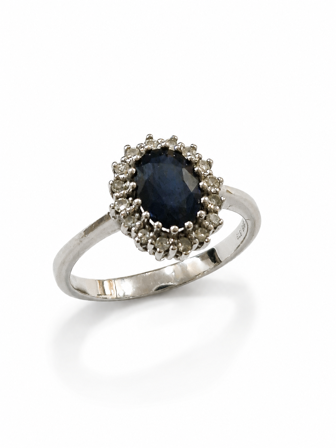 Brugt 14 kt. hvidguld rosetring med blå safir og diamanter set i vinkel [ai-redigeret]