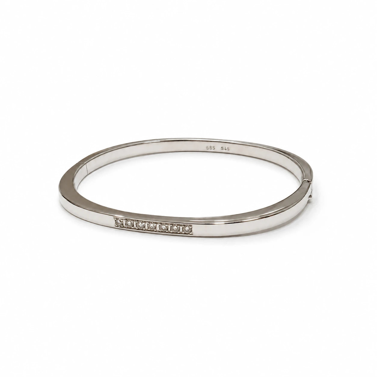 Brugt armring i 14 kt. hvidguld med 7 diamanter – frontvisning – BRUGT0071 [ai-redigeret]