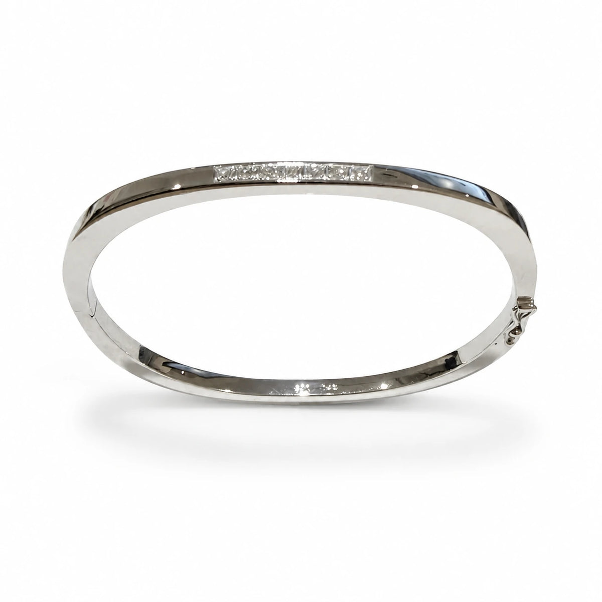 Brugt armring i 14 kt. hvidguld med 7 diamanter – oversigtsvisning – BRUGT0071 [ai-redigeret]