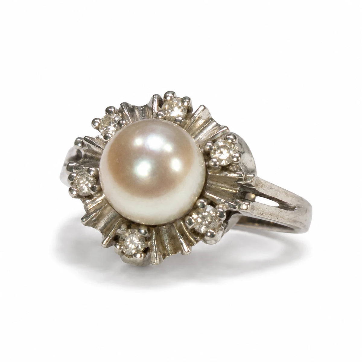 Brugt 14 kt. hvidguldsring med ferskvandsperle og 0,18 ct diamanter set i vinkel – BRUGT0072 [ai-redigeret]