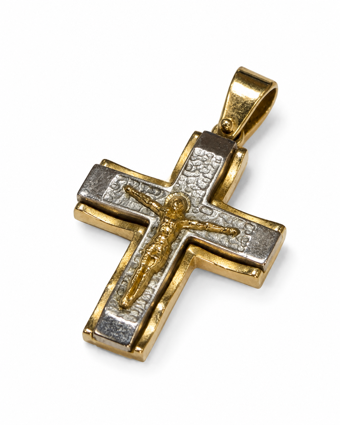 Brugt kors i 14 kt. rød- og hvidguld med Jesus-motiv set fra en vinkel [ai-redigeret]
