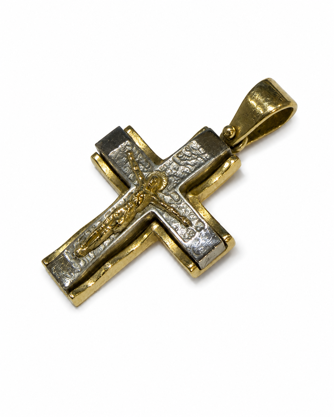 Brugt kors i 14 kt. rød- og hvidguld med Jesus-motiv set skråt fra siden [ai-redigeret]