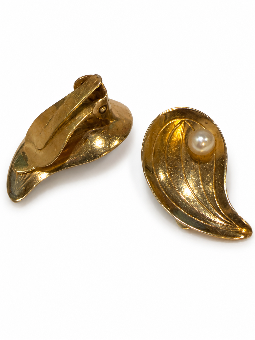 Brugte øreclips i 14 kt. guld med ferskvandsperler, forside og clipslukning - BRUGT0083 [ai-redigeret]