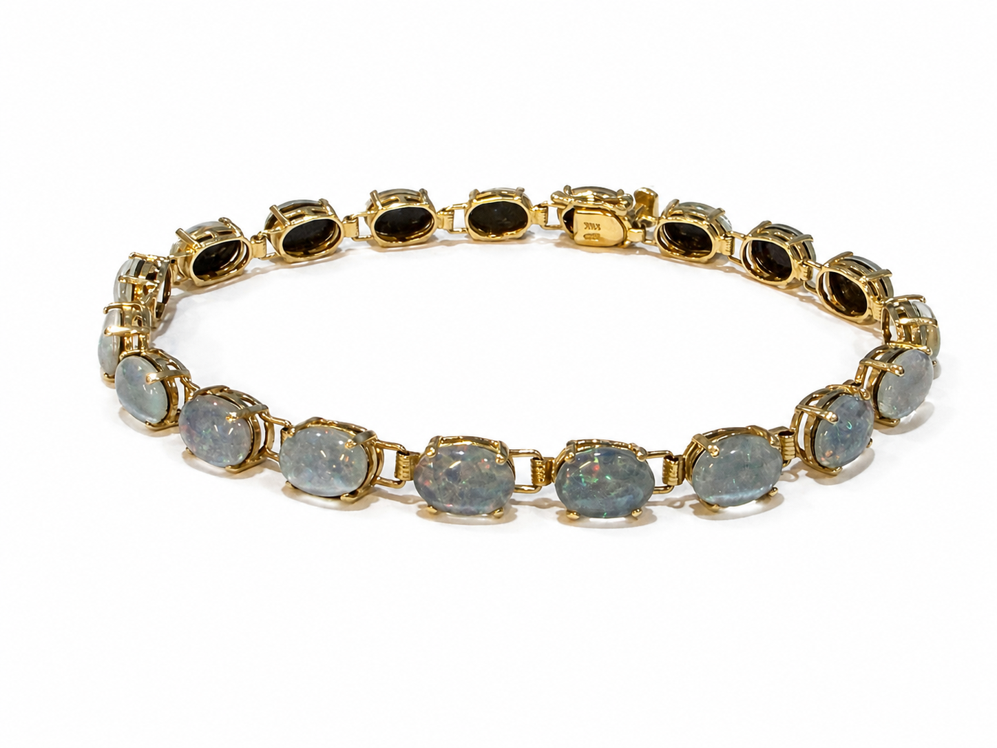 Armbånd i 14 kt. med 19 opaler set fra vinkel [ai-redigeret]