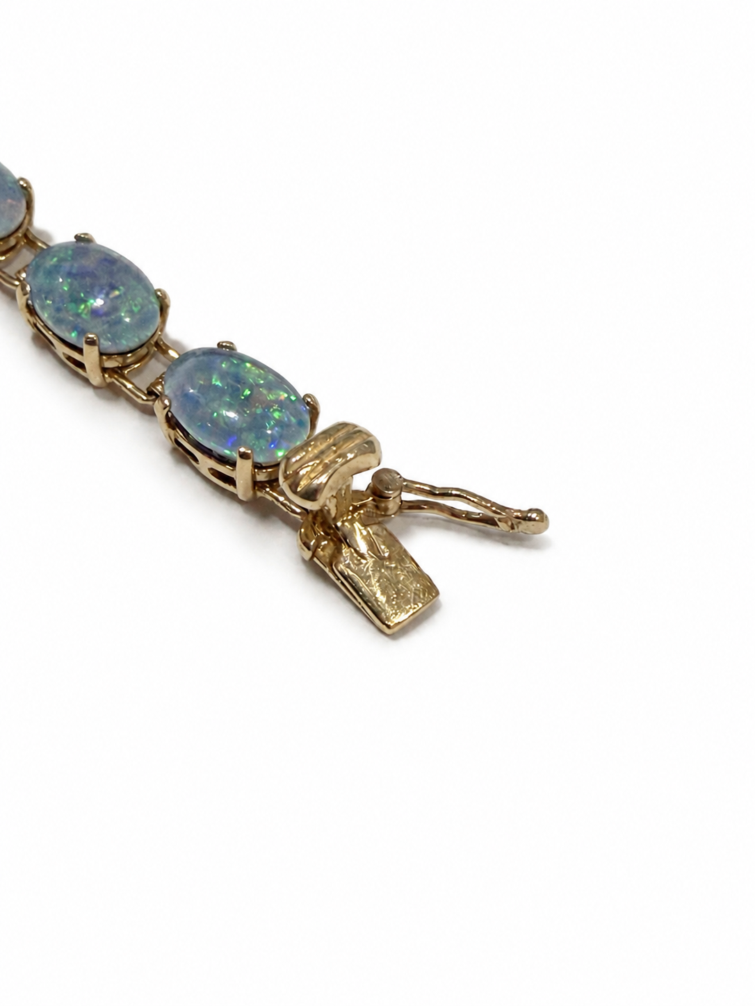 Detalje af lås og opaler på armbånd i 14 kt. [ai-redigeret]