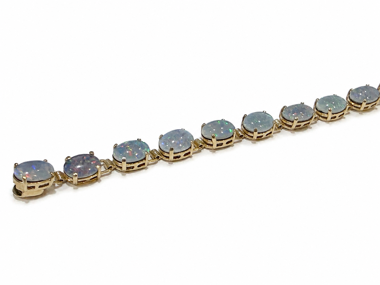 Detalje af opalernes fatninger og led på armbånd i 14 kt. [ai-redigeret]