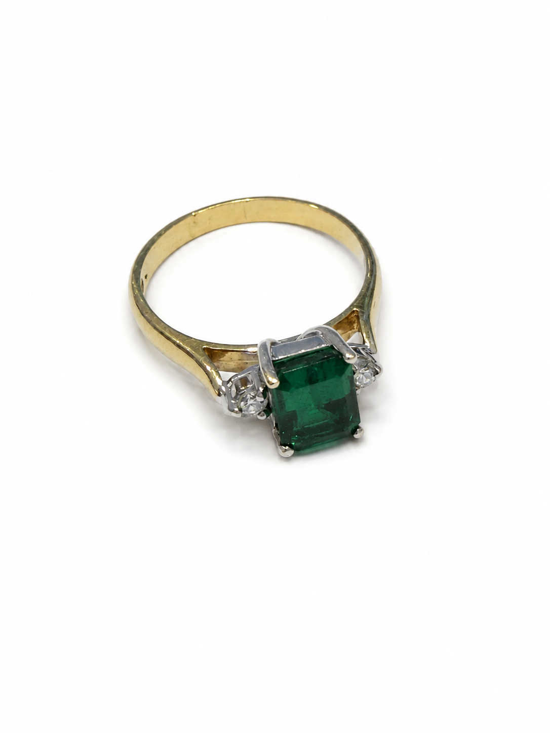 Brugt 14 kt. ring med grøn smaragd-lignende sten og diamanter set fra bagsiden [ai-redigeret]