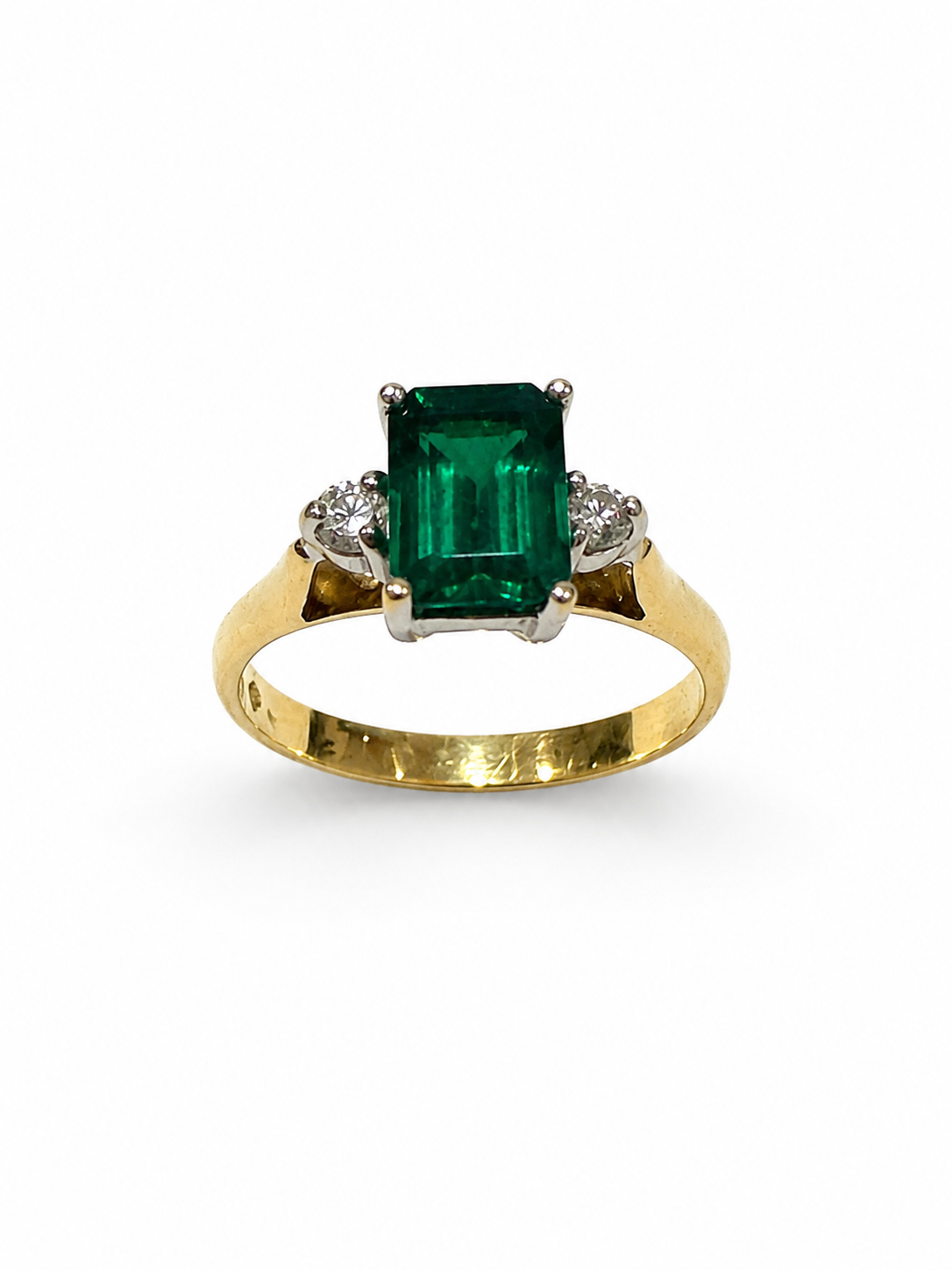 Brugt 14 kt. ring med grøn smaragd-lignende sten og diamanter set forfra [ai-redigeret]