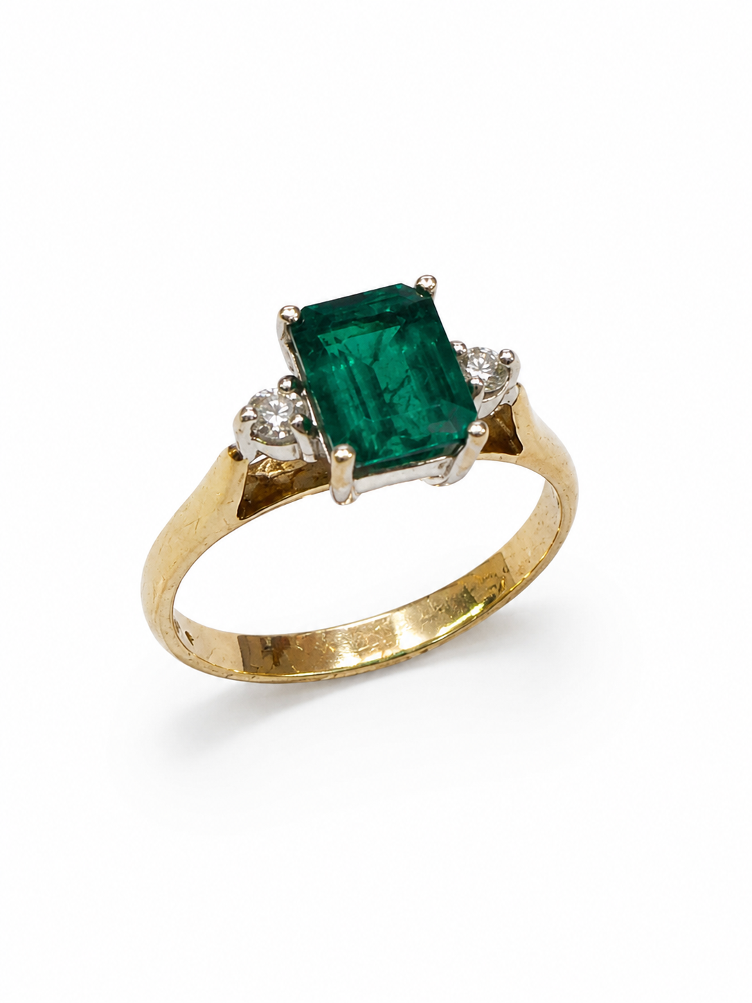 Brugt 14 kt. ring med grøn smaragd-lignende sten og diamanter set i vinkel [ai-redigeret]