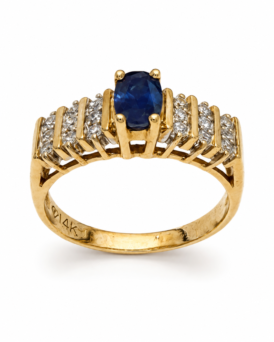Brugt 14 kt. guldring med oval blå safir og diamanter set forfra [ai-redigeret]