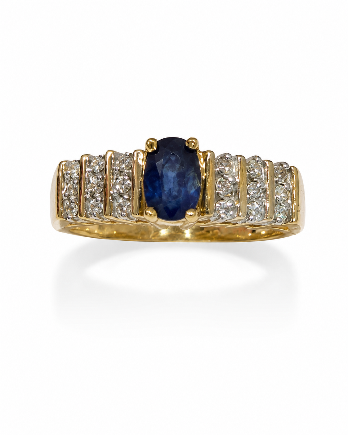 Brugt 14 kt. guldring med blå safir og diamanter set fra toppen [ai-redigeret]