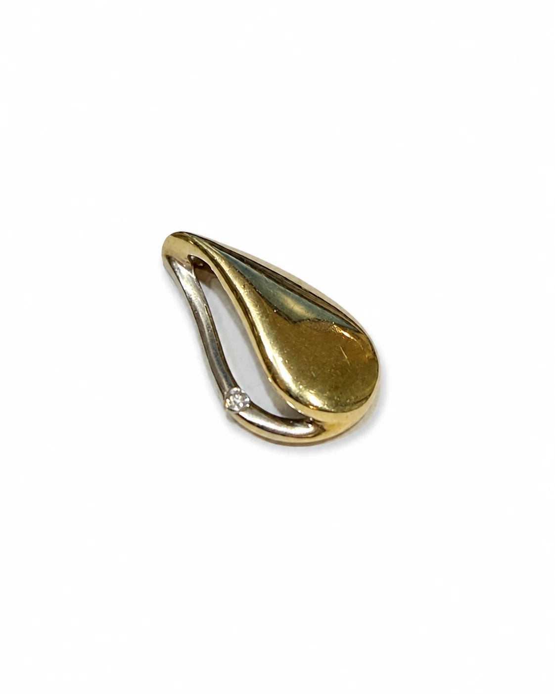 Brugt vedhæng i 14 kt. kombineret rød- og hvidguld med diamant 0,015 ct – skrå visning – BRUGT0068 [ai-redigeret]