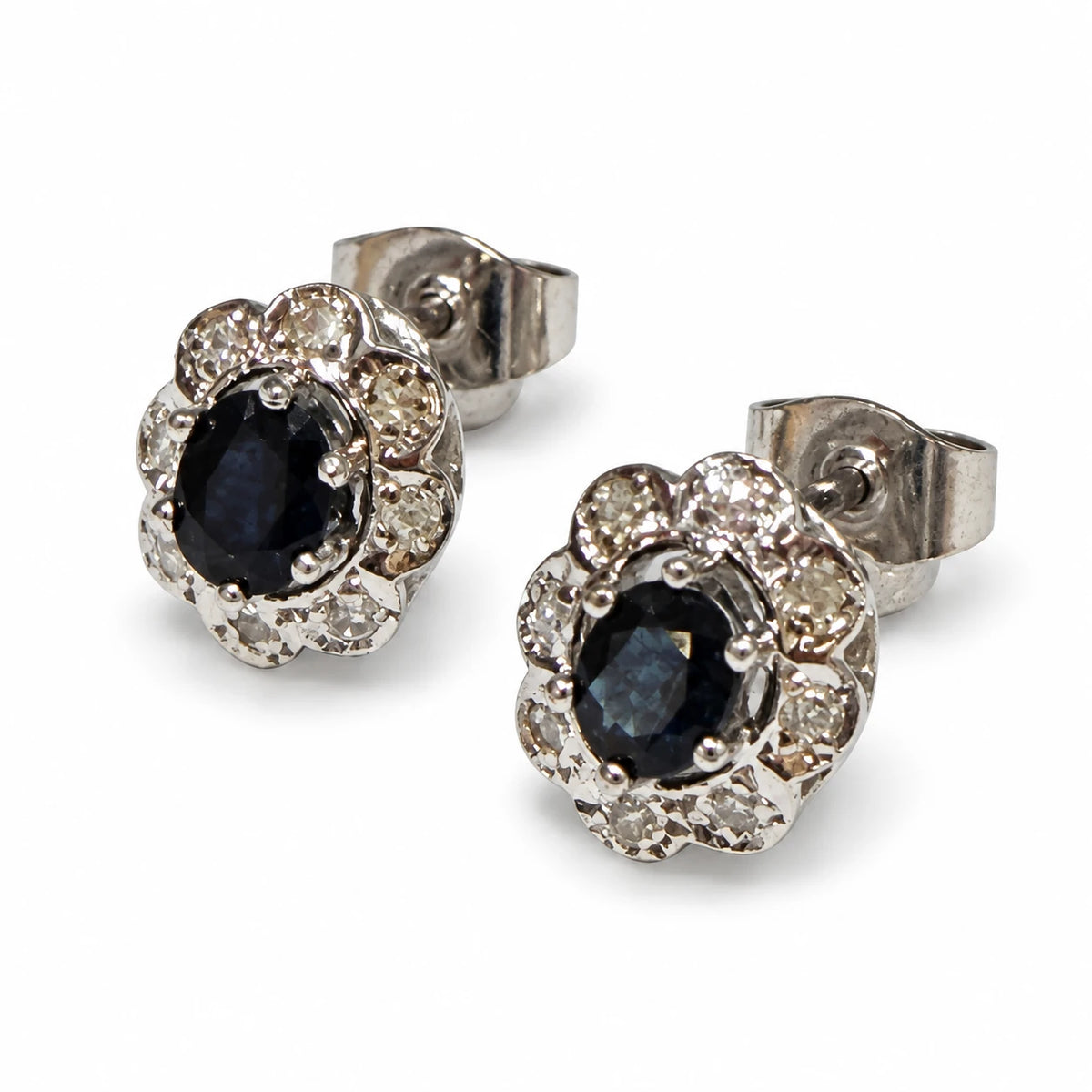 Brugte rosetteørestikker i 14 kt. guld med safir og diamanter set i skrå vinkel – BRUGT0104 [ai-redigeret]