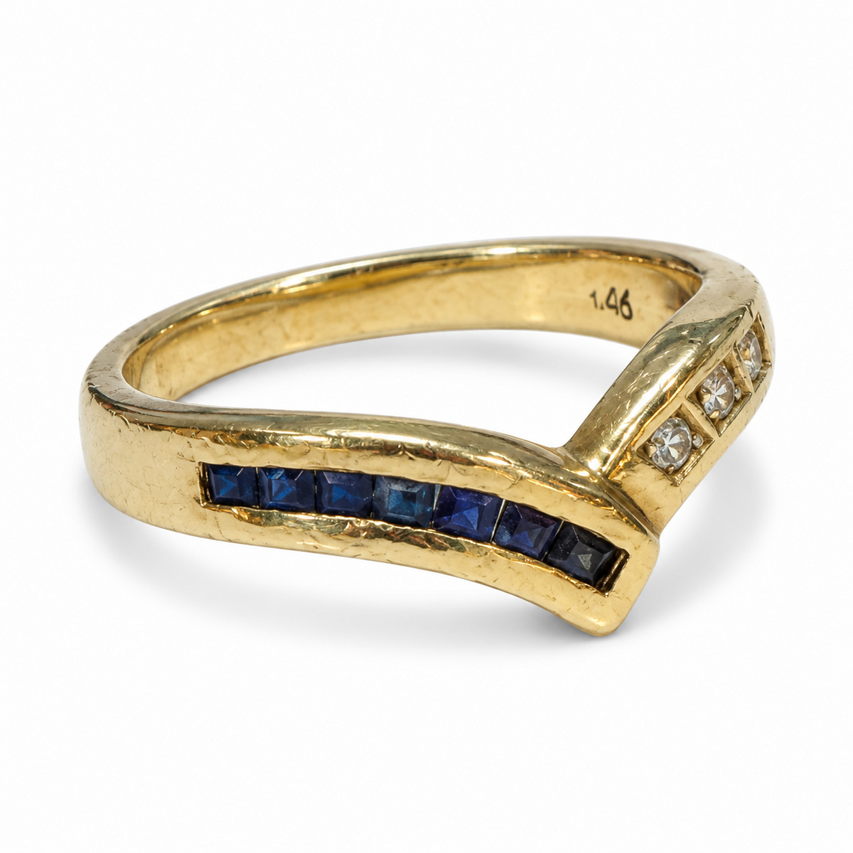 Brugt V-ring i 14 kt. guld med mørkeblå og hvide zirkonia set fra siden med stempel [ai-redigeret]