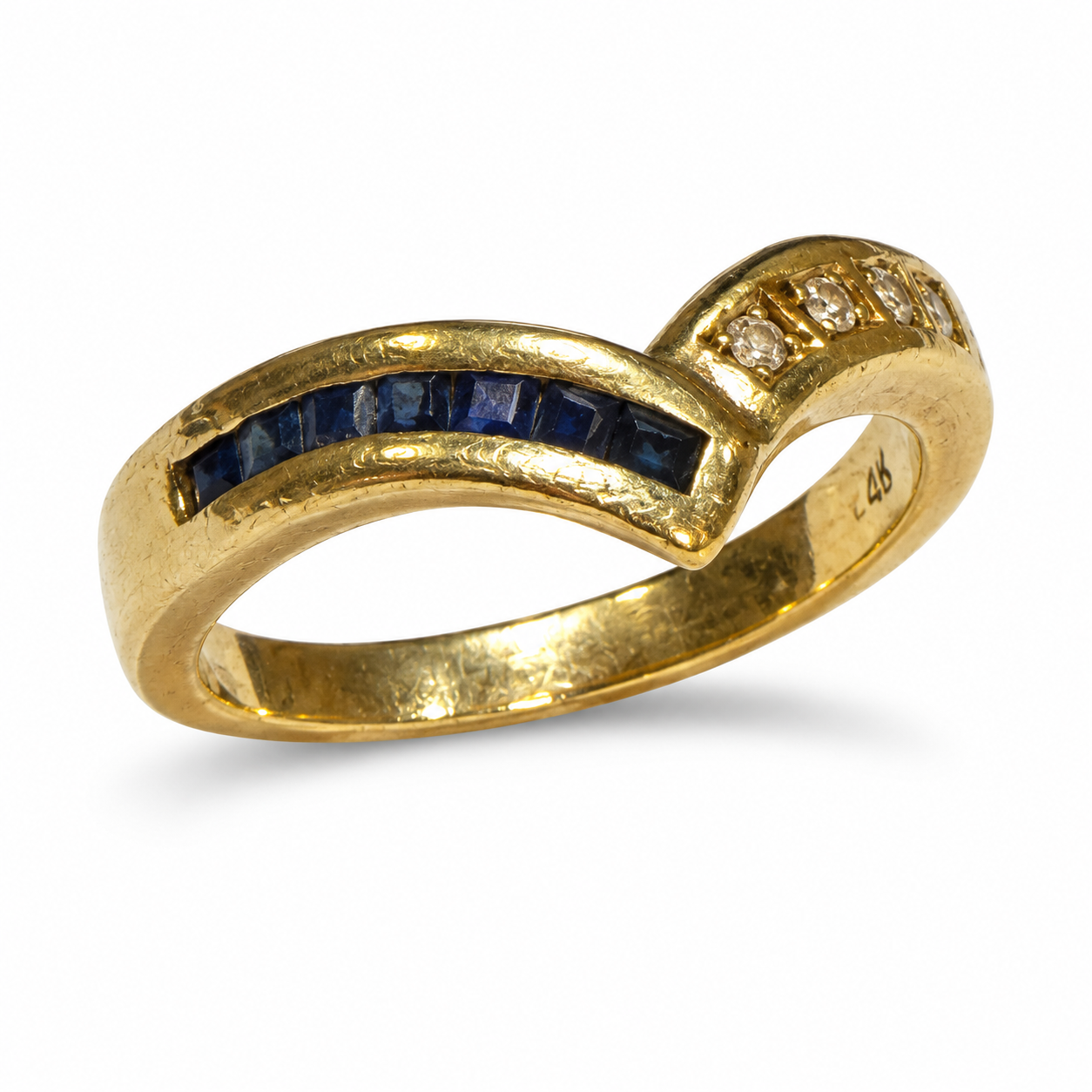 Brugt V-ring i 14 kt. guld med mørkeblå og hvide zirkonia set fra skrå vinkel [ai-redigeret]