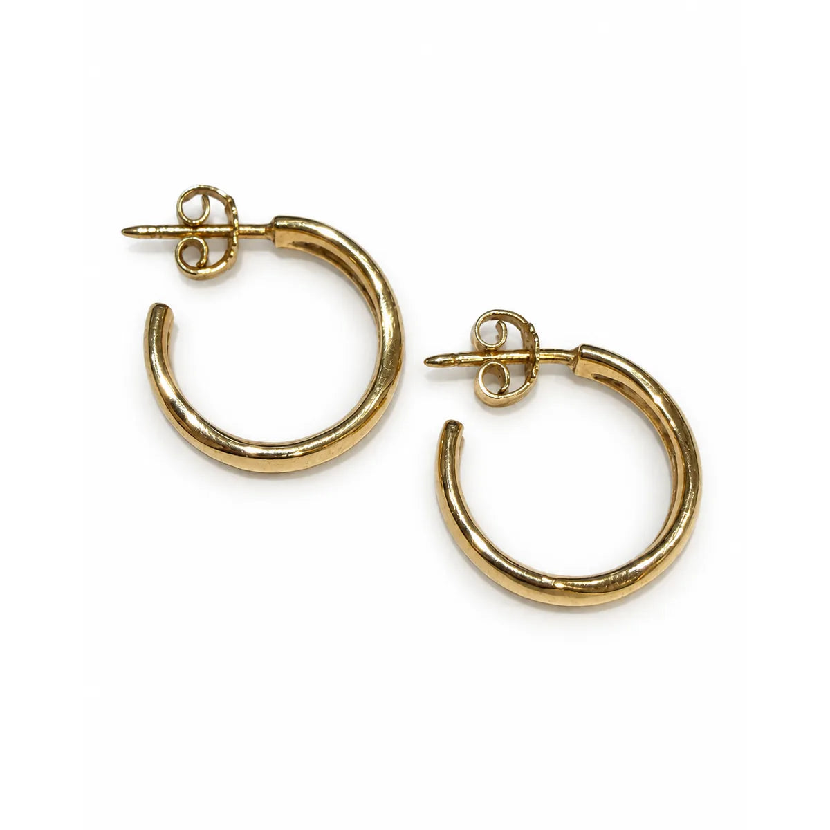 Brugte wavy halvcreoler i 14 kt. guld set forfra – BRUGT0093 [ai-redigeret]