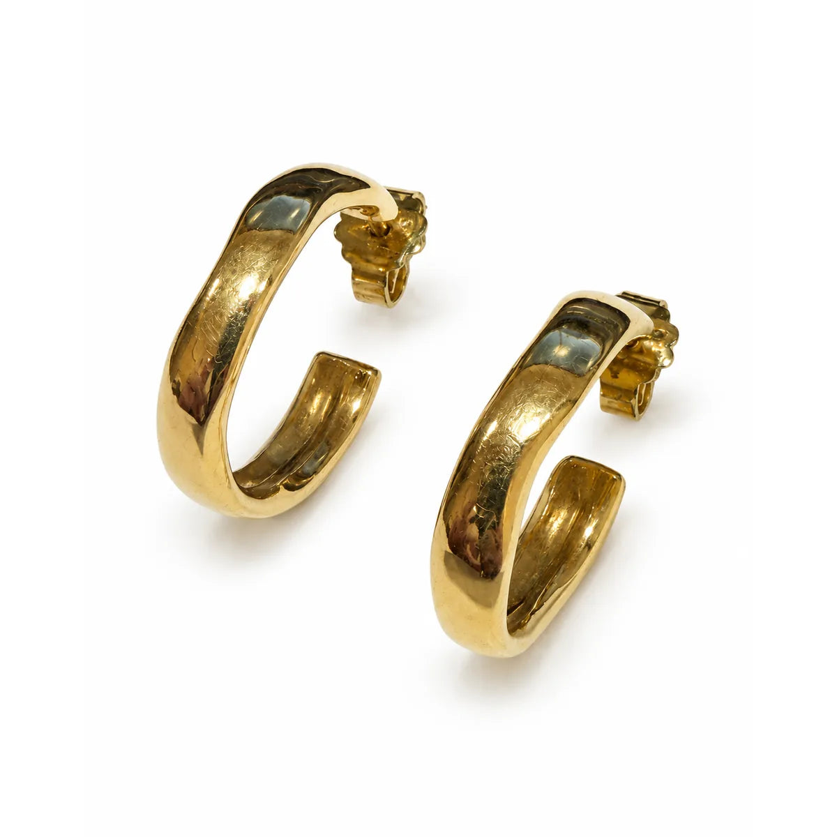 Brugte wavy halvcreoler i 14 kt. guld set i vinkel – BRUGT0093 [ai-redigeret]
