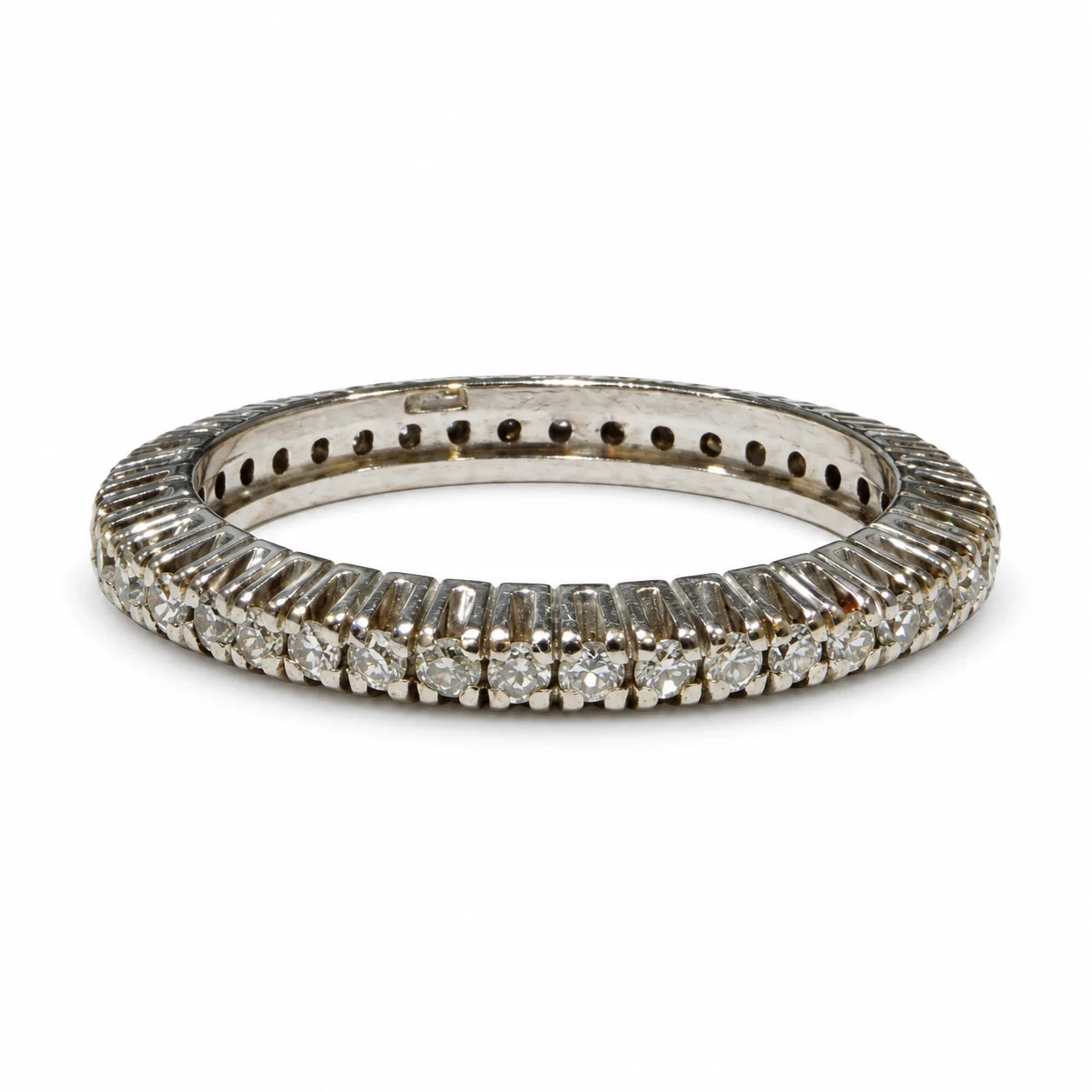 Brugt diamantring i 18 kt. hvidguld med 42 diamanter set forfra – BRUGT0106 [ai-redigeret]