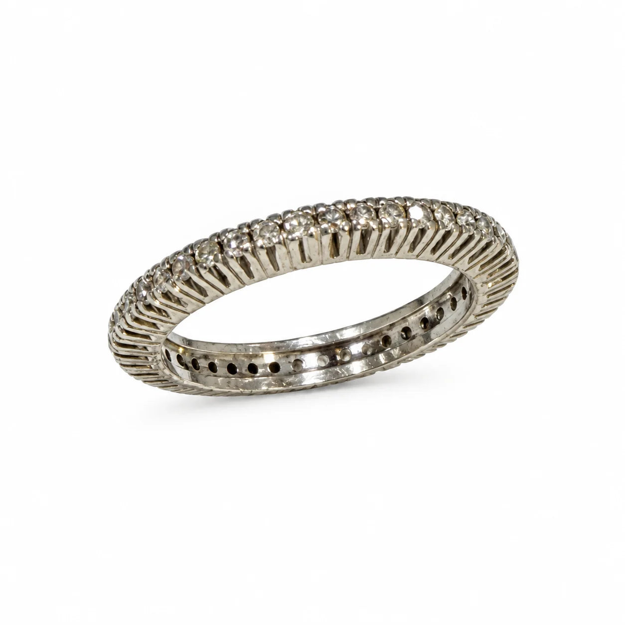 Brugt diamantring i 18 kt. hvidguld med 42 diamanter set fra siden – BRUGT0106 [ai-redigeret]