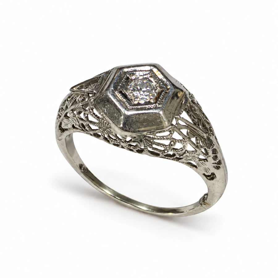 Brugt diamantring i 18 kt. hvidguld med én diamant på ca. 0,10 ct., ringstørrelse 53 og dekorativ gennembrudt ornamentik – varenr. 46571983 [ai-redigeret]