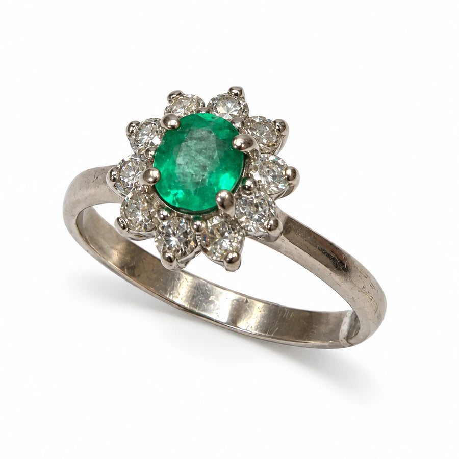 Brugt ring i 18 kt. hvidguld med oval grøn smaragd omgivet af 10 diamanter, samlet ca. 0,40 ct., ringstørrelse 55 – varenr. 71Dame1071 [ai-redigeret]