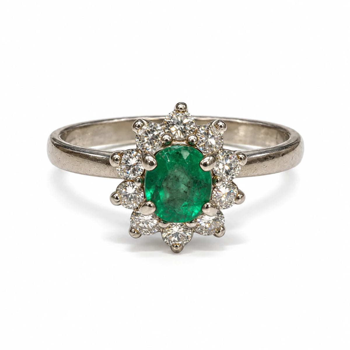 Frontvisning af brugt 18 kt. hvidguldsring med grøn smaragd og krans af 10 diamanter, samlet ca. 0,40 ct., størrelse 55 – varenr. 71Dame1071 [ai-redigeret]
